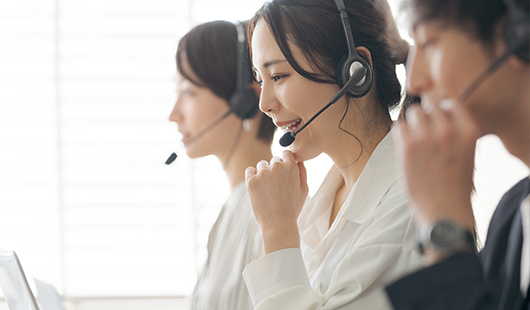 中国の地図の上に置かれたスマートフォン