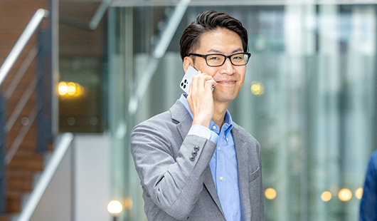 スマートフォンで通話をする男性