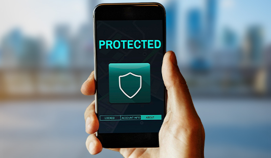 セキュリティ保護されたスマートフォンの画面を持つ手