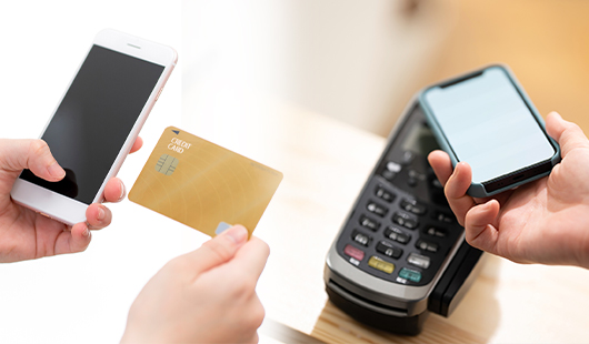 スマートフォンにチャージ・レジで支払い